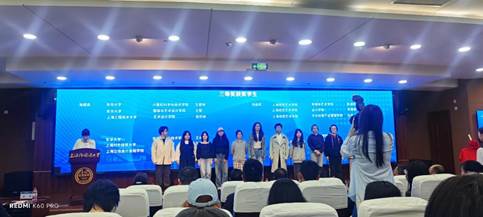 会议室里的人们

AI 生成的内容可能不正确。