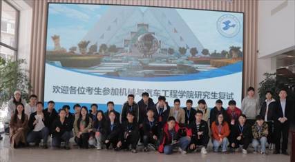 一群人站在台上

AI 生成的内容可能不正确。