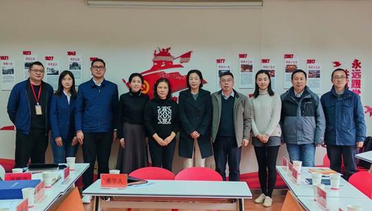 一群人站在桌子前摆拍
描述已自动生成